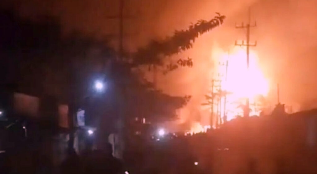 <span>মালিকসহদগ্ধ ৪ জন / </span>বাজিতপুরে পেট্রোল পাম্পে ভয়াবহ অগ্নিকাণ্ড