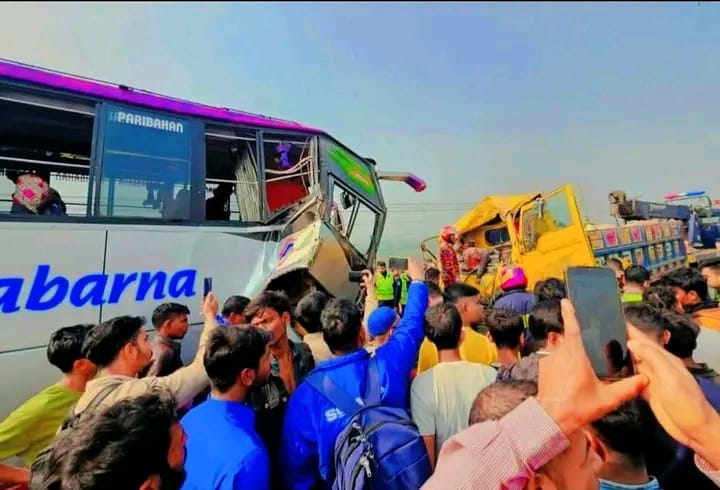 <span>আহত অন্তত ১৫ / </span>ঢাকা–বরিশাল মহাসড়কে বাস-ট্রাক সংঘর্ষে নিহত ২