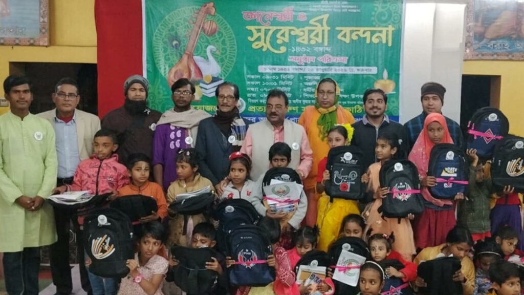 <span>শংকর দাস পবন, ঝালকাঠি / </span>ঝালকাঠিতে প্রত্যয় তরুণ সংঘের উদ্যোগে শিশুদের মাঝে শিক্ষা উপকরণ বিতরন