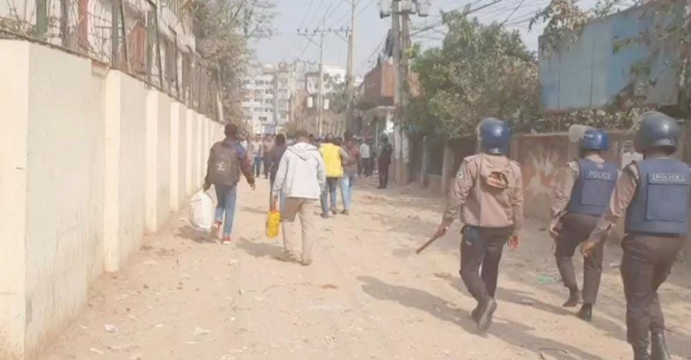 <span>মোঃ মাইনুদ্দিন শিকদার, স্টাফ রিপোর্টার / </span>কোনাবাড়িতে পোশাক শ্রমিকদের সঙ্গে পুলিশের ধাওয়া-পাল্টা