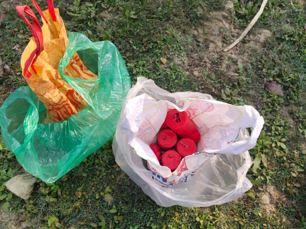 <span>মোঃ তুহিন, চাঁপাইনবাবগঞ্জ / </span>রহনপুরে পুনর্ভবা নদীর তীর থেকে ককটেল সাদৃশ্য বস্তু উদ্ধার