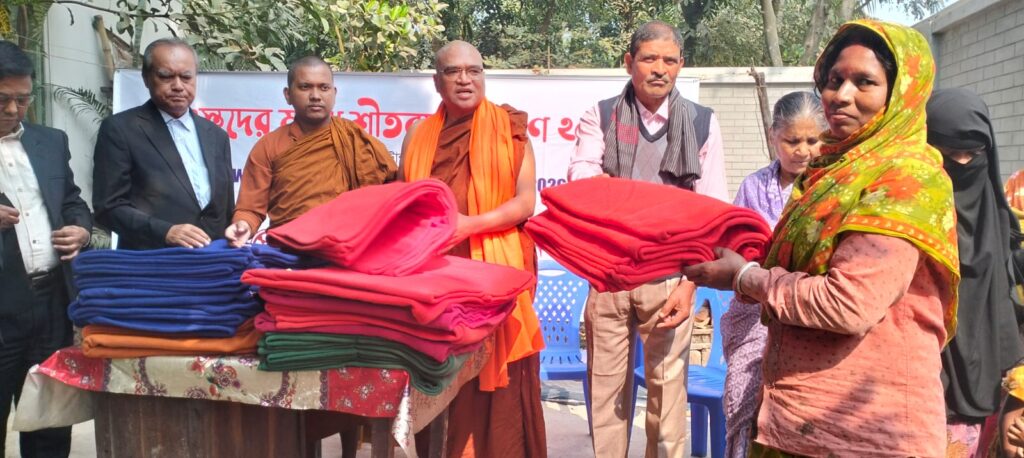 <span>মুন্নি আহমেদ, তাড়াশ-রায়গঞ্জ (সিরাজগঞ্জ) প্রতিনিধি, উজ্জ্বল বাংলাদেশ  / </span>তাড়াশে বুদ্ধিস্ট ফেডারেশনের উদ্যোগে শীতার্ত মানুষের মাঝে কম্বল বিতরণ