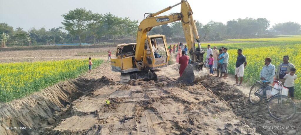 <span>নয়ন হোসেন, হরিপুর ঠাকুরগাঁও প্রতিনিধি / </span>হরিপুরে নিজস্ব অর্থায়নে রাস্তানির্মাণের উদ্যোগ