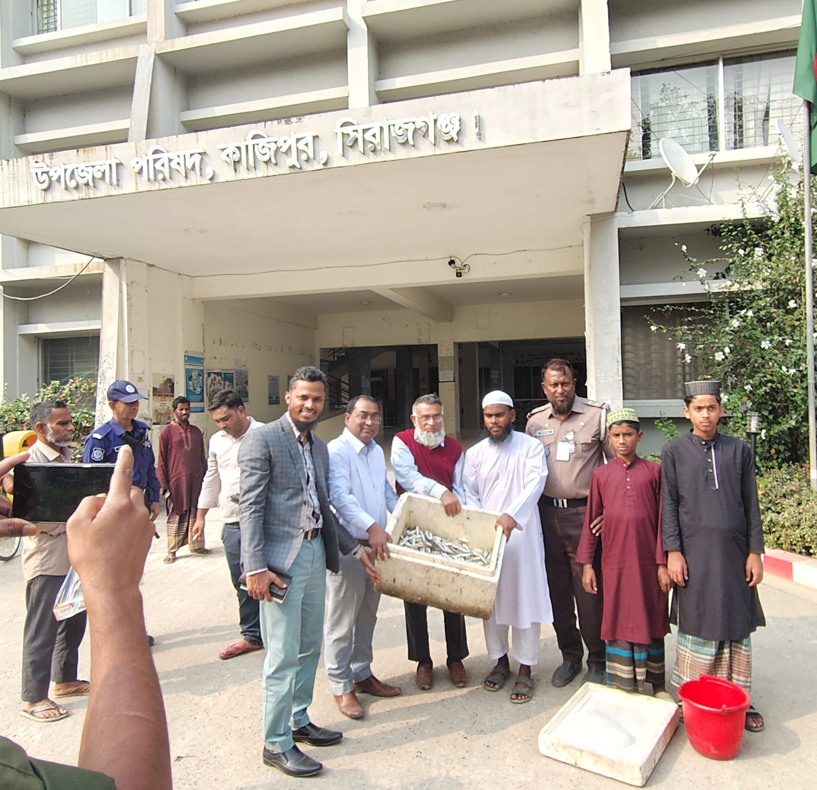 যমুনা নদীতে অভিযান: ২ লাখ টাকার জাল জব্দ, এতিমখানায় বিতরণ মাছ
