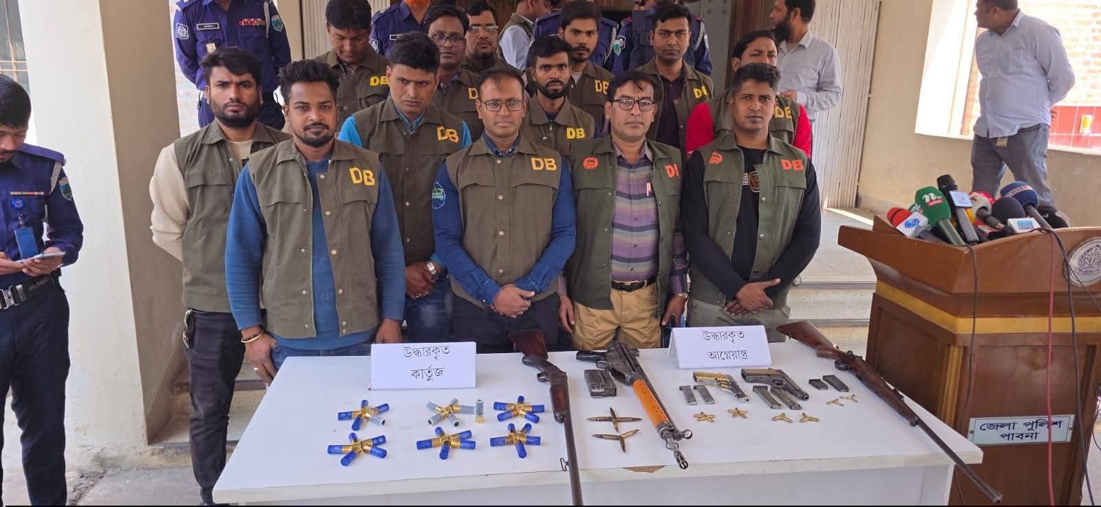 পাবনা জেলা ডিবির বিশেষ অভিযানে বিপুল পরিমাণ আগ্নেয়াস্ত্র সহ গ্রেফতার-৩