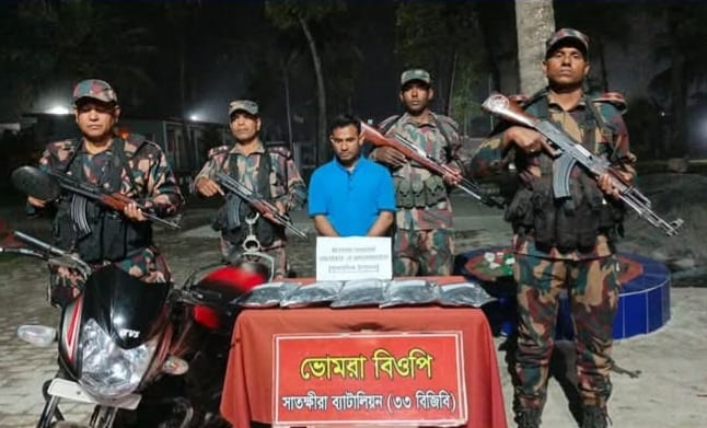 সাতক্ষীরায় ককটেল ও পিস্তলের গুলিসহ আটক-এক