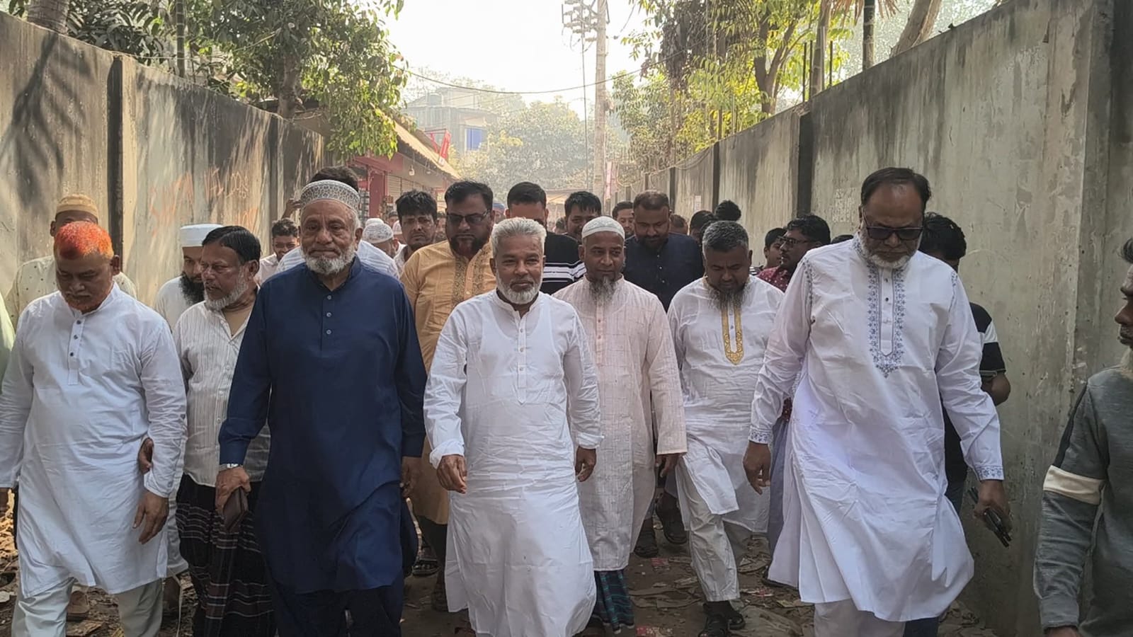 ইসলামপুরের অগ্নিকাণ্ডে ক্ষতিগ্রস্ত পরিবারের পাশে দাঁড়ালেন এমপি আজহারুল ইসলাম