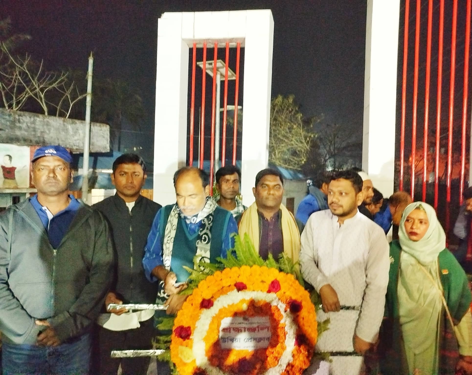 আন্তর্জাতিক মাতৃভাষা দিবস উপলক্ষে উখিয়া কেন্দ্রীয় শহীদ মিনারে শহীদের স্মরণ রেখে পুষ্পমাল্য অর্পণ করছেন উখিয়া প্রেসক্লাবের সদস্য বৃন্দ