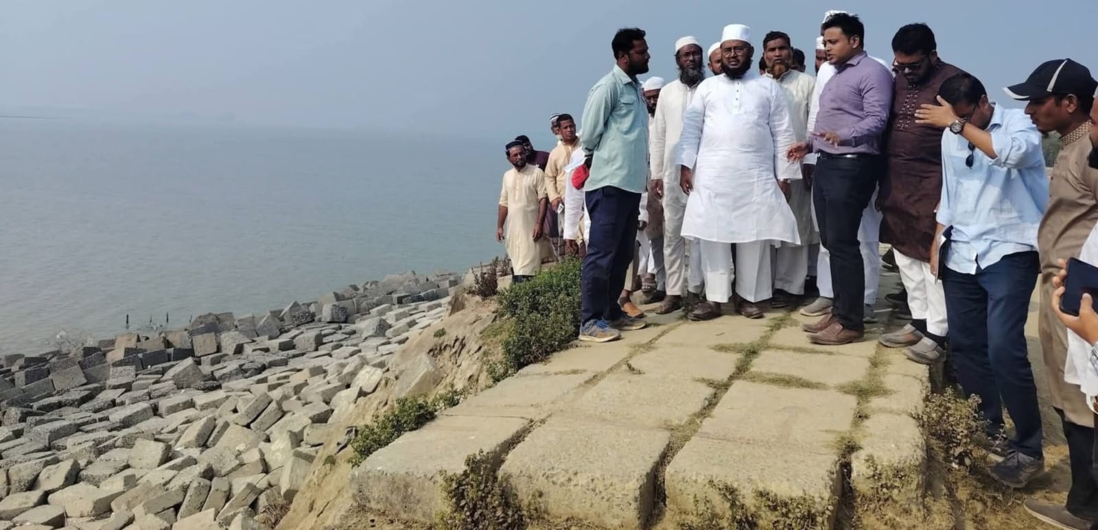 বাঁশখালী উপকূলীয় বেড়িবাঁধ পরিদর্শনে নবনির্বাচিত এমপি অধ্যক্ষ জহিরুল ইসলাম