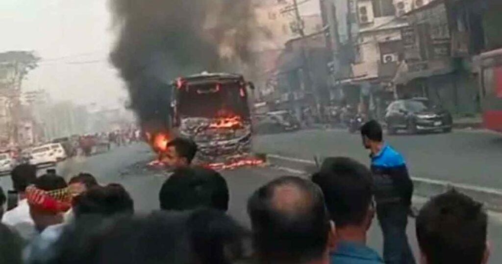 গাজীপুরের বোর্ডবাজার এলাকায় যাত্রীবাহী বাসে আগুন