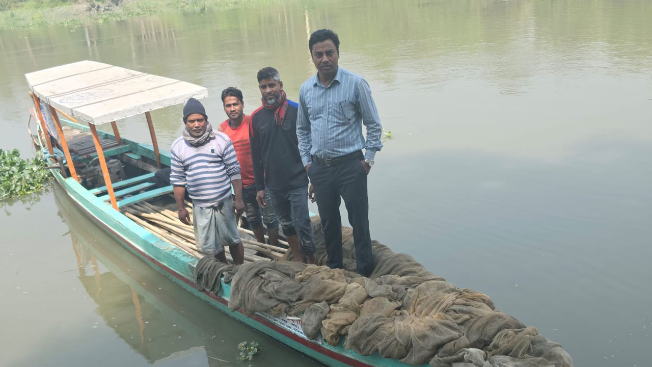 চট্টগ্রামের হালদা নদীতে অভিযান: ৩ লাখ টাকার অবৈধ জাল জব্দ