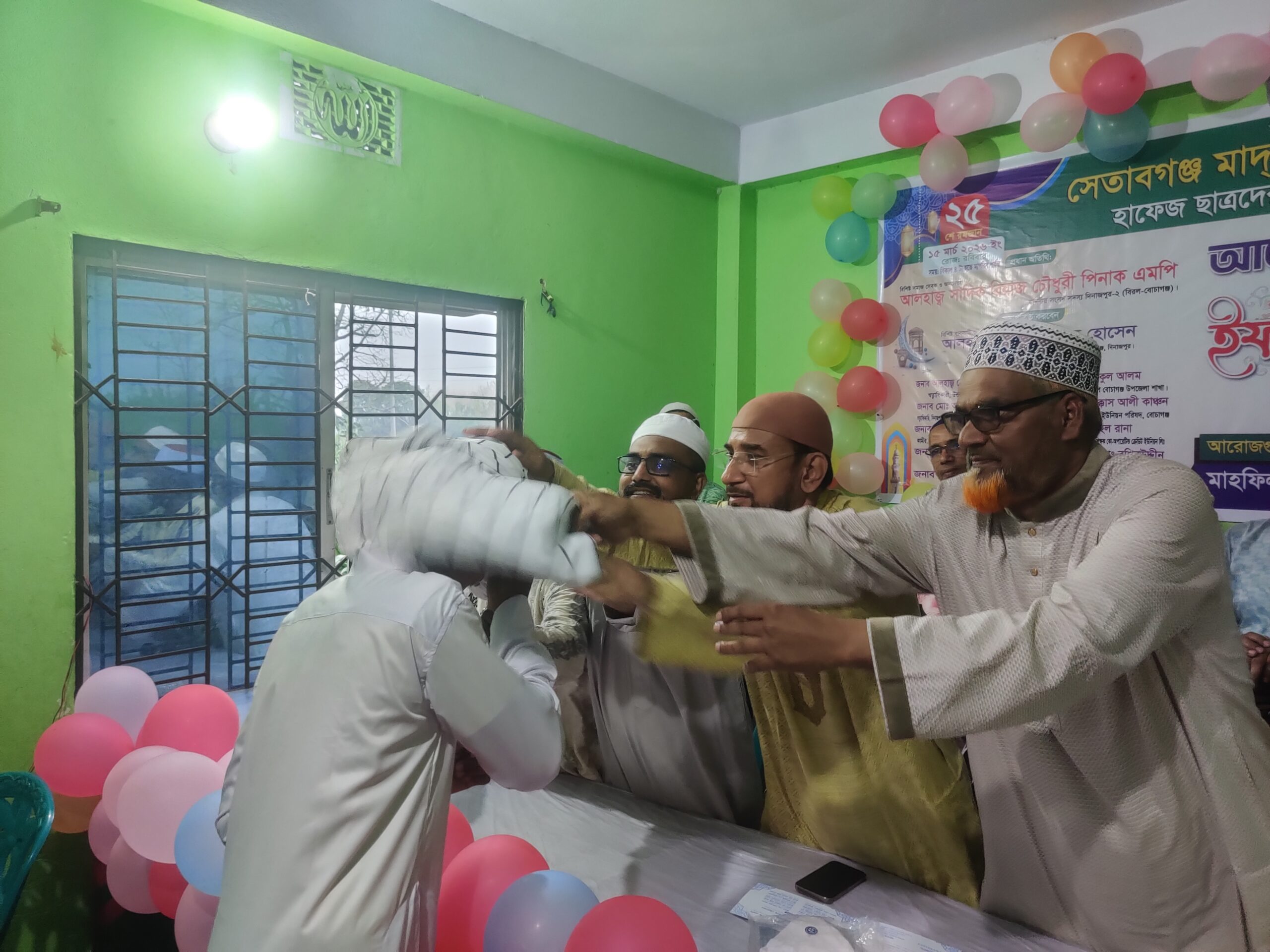 বোচাগঞ্জে হাফেজ ছাত্রদের পাগড়ী প্রদান