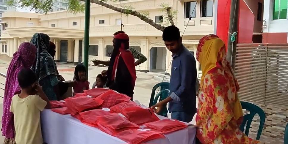 নিজের হাতে জামা সেলাই করে পথশিশুদের ঈদ রাঙিয়ে দিল দশম শ্রেণির এক ছাত্রী