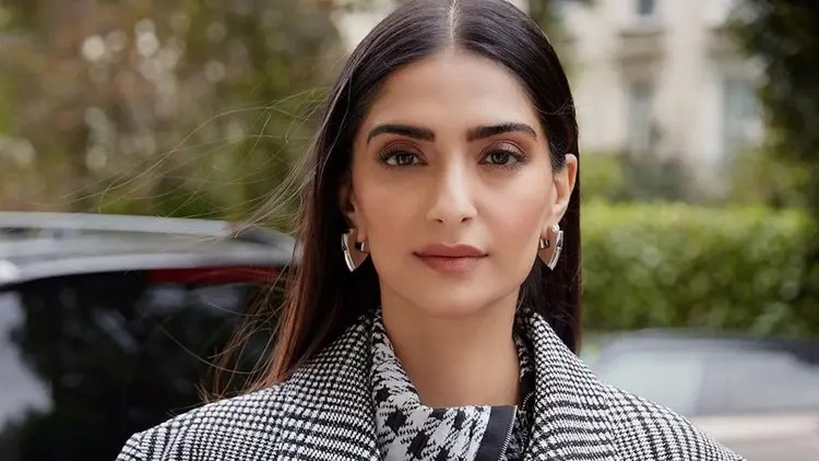 মা হলেন সোনম কাপুর