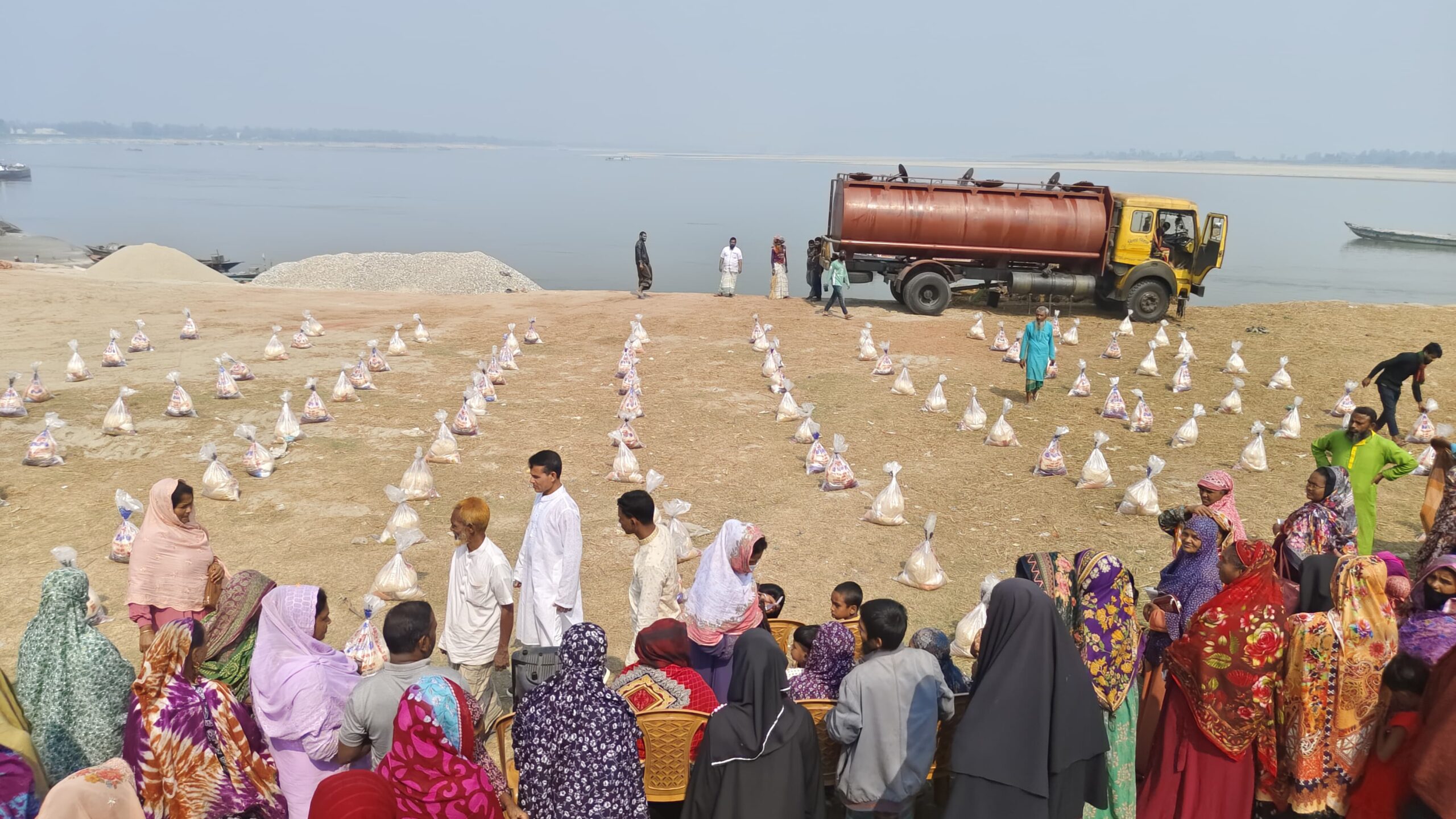 ভয়েস অব কাজিপুরের উদ্যোগে হতদরিদ্র পরিবারের মাঝে ইফতার সামগ্রী বিতরণ