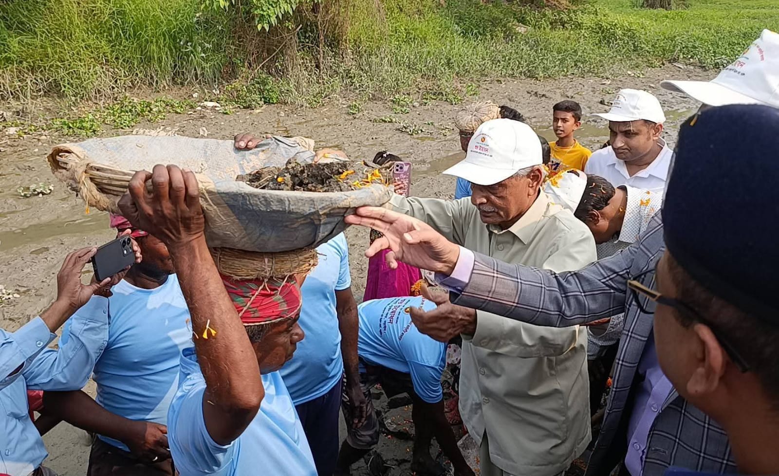 নড়াইলে খাল খননের কাজের উদ্বোধন করলেন সংস্কৃতি মন্ত্রী নিতাই রায় চৌধুরী