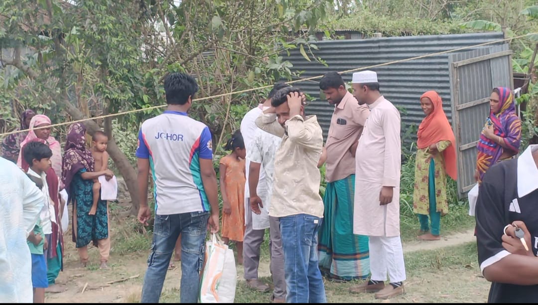 বেলকুচির কান্দাপাড়া গ্রামে নিজ অর্থায়নে অসহায়দের মাঝে ঈদ সামগ্রী বিতরণ করলেন ফরিদুল ইসলাম