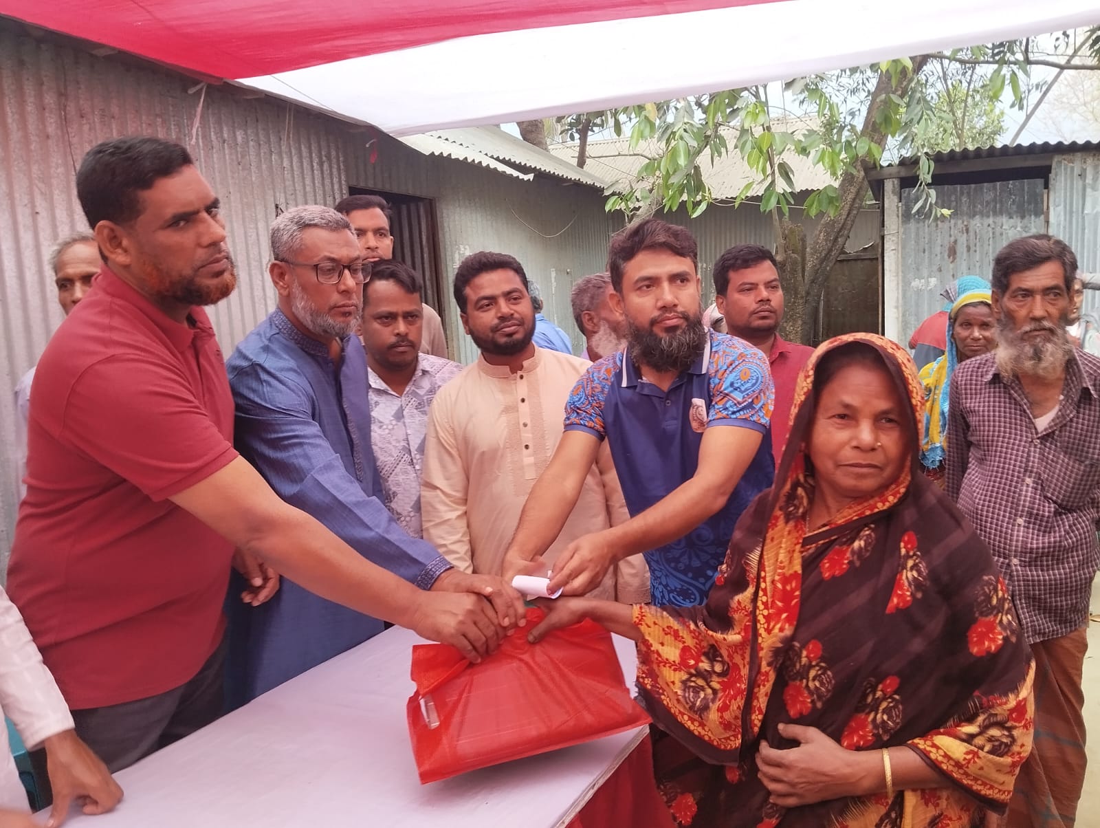 ঈদের আনন্দ সবার মাঝে ছড়িয়ে দিতে ভূঞাপুরে অসহায়দের পাশে জলিল খান  শাড়ি, লুঙ্গি, নগদ অর্থ ও ঈদ সামগ্রী বিতরণে মানবিক উদ্যোগ