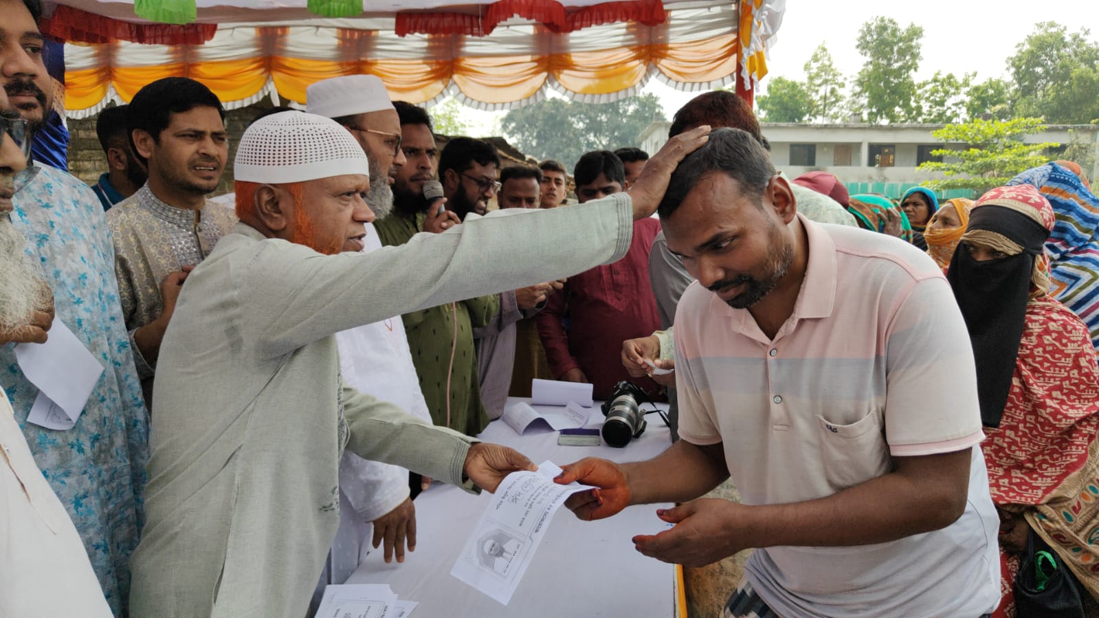 ঈদুল ফিতর উপলক্ষে চাঁপাইনবাবগঞ্জে এমপি বুলবুলের ঈদ উপহার ও নগদ অর্থ বিতরণ