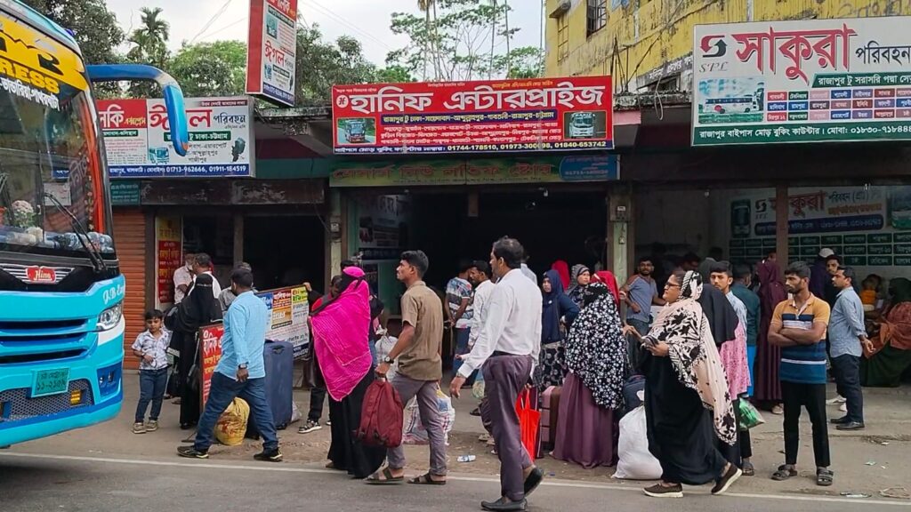 রাজাপুরে ঢাকা-চট্টগ্রামগামী বাসে বাড়তি ভাড়া, ভোগান্তিতে যাত্রীরা