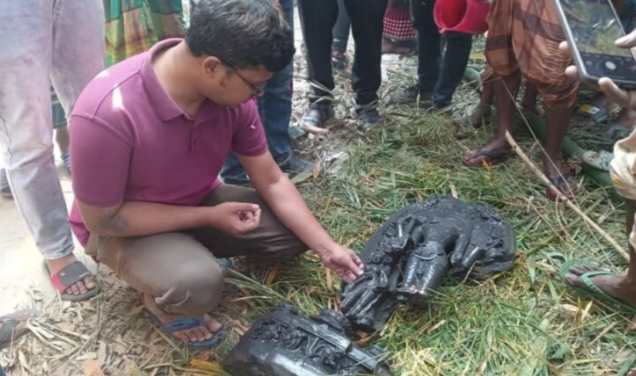 চাটমোহরে পুকুর খননের সময় মাটির নিচে মিলল প্রাচীন বিষ্ণু মূর্তি