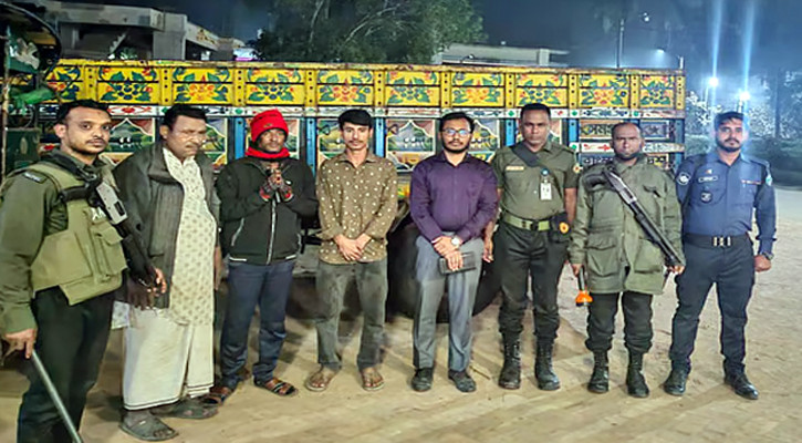 বাঁশখালীতে মোবাইল কোর্টের তথ্য পাচারের দায়ে তিনজনকে কারাদণ্ড