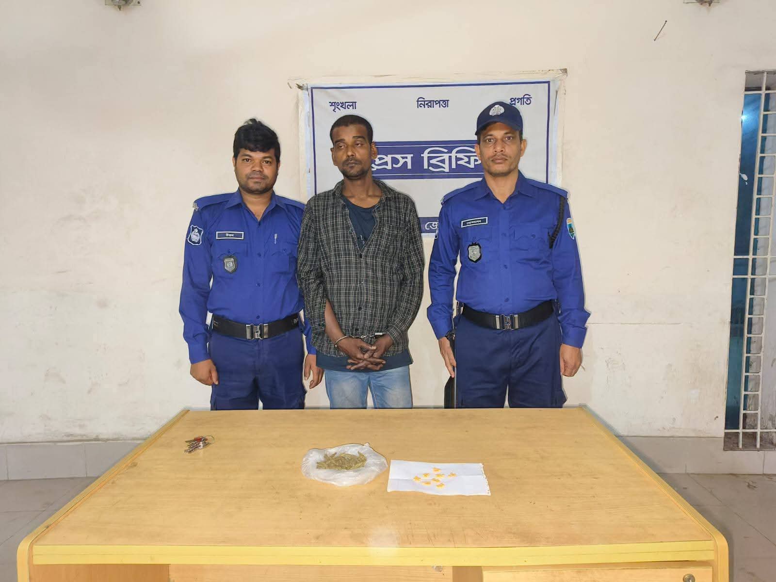 ঈশ্বরদীতে ৪০ পিচ ইয়াবাসহ যুবক গ্রেফতার