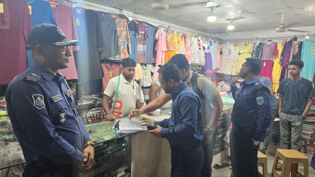 <span>মোঃ আব্দুল আজিজ, ব্যবস্থাপনা সম্পাদক, উজ্জ্বল বাংলাদেশ  / </span>ভাঙ্গুড়া বাজারে মোবাইল কোর্ট: ৪ দোকানিকে জরিমানা