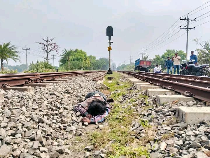 <span>MD. ABDUL AZIZ / </span>ট্রেনের ধাক্কায় অজ্ঞাত ব্যক্তির মৃত্যু