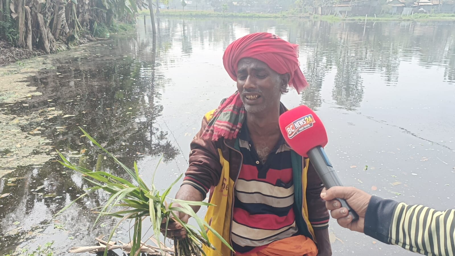 বেলকুচিতে প্রসেস মিলের বিষাক্ত বর্জ্যে তলিয়ে গেল কৃষকের ফসলি জমি