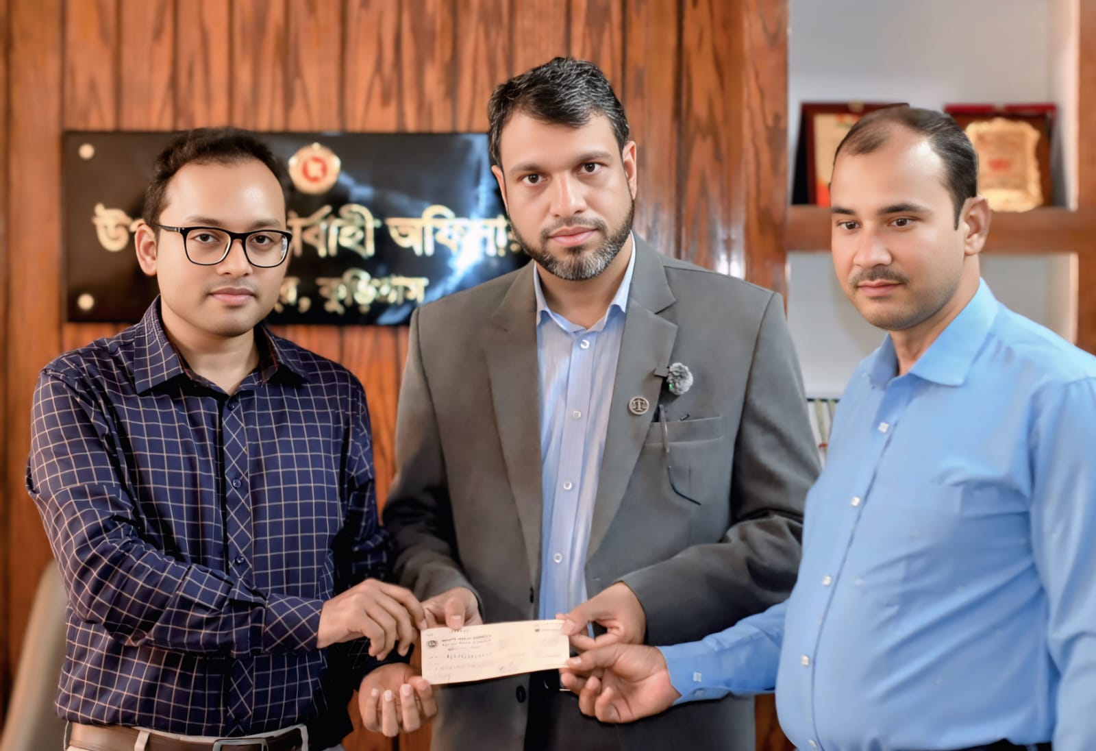 কুড়িগ্রামের উলিপুর বাজারে সোলার ল্যাম্পপোস্ট স্থাপনে এমপি সালেহীর ব্যক্তিগত অনুদান