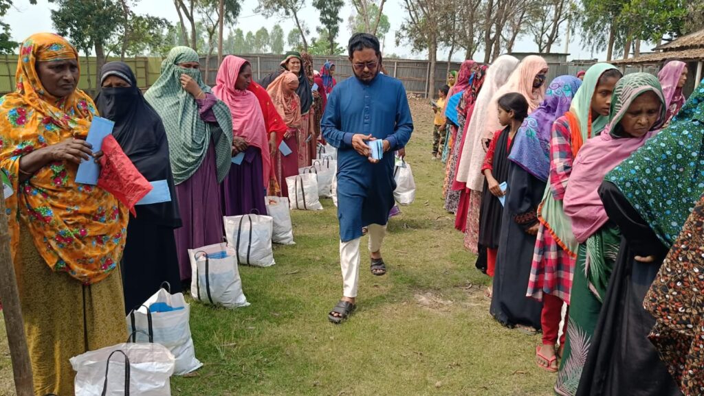 তাড়াশে দুস্থদের মাঝে ঈদ উপহার সামগ্রী বিতরণ
