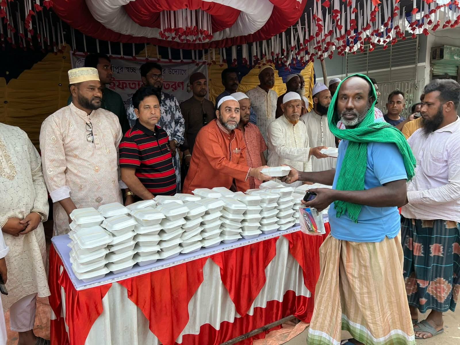 দুর্গাপুর উপজেলায় পথচারী ও অসহায় মানুষের মাঝে ইফতার বিতরণ