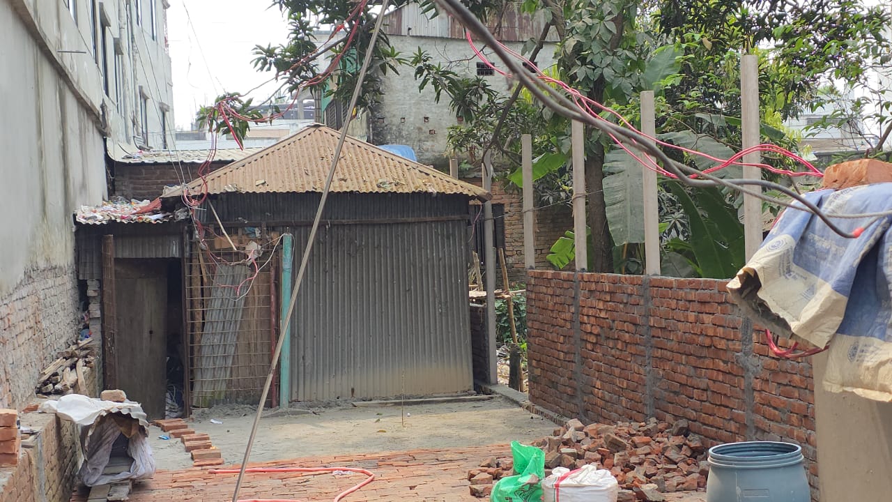 শ্রীপুর উপজেলা সরকারি পুকুর পাড় ও খাস জমি দখল করে বাড়ি ওদোকান নির্মাণের অভিযোগ