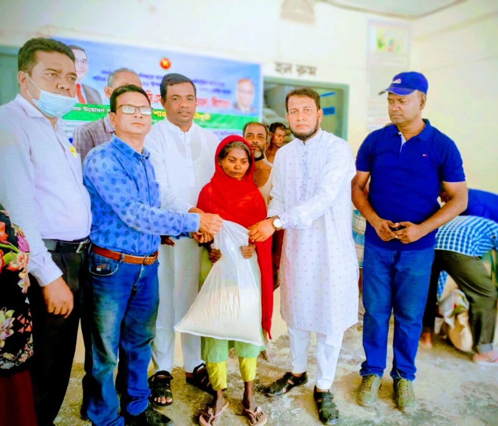 উখিয়ায় রাজাপালং ইউনিয়ন পরিষদের বিনামূল্যে (ভিজিএফ) চাল বিতরণ