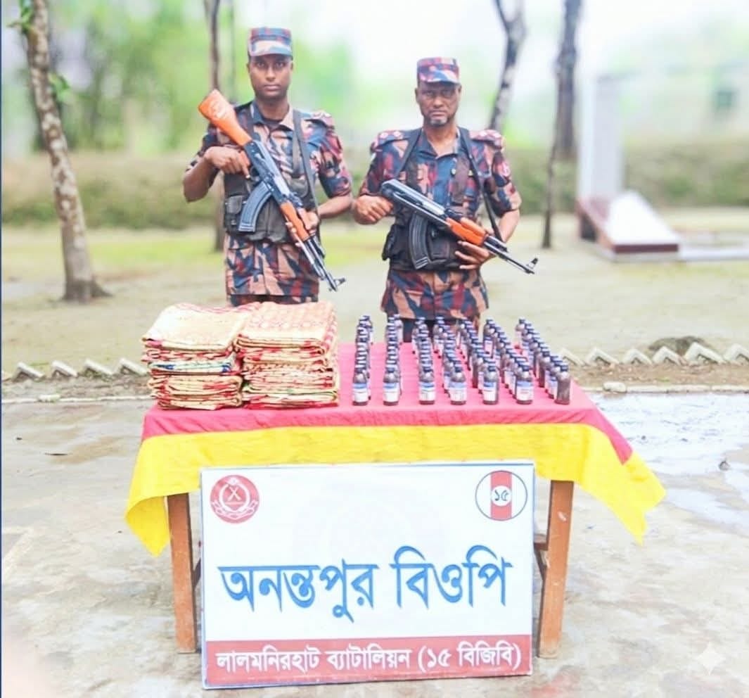 ফুলবাড়ী সীমান্তে বিপুল অর্থের ভারতীয় শাড়ী ও ইস্কাফ সিরাপ উদ্ধার