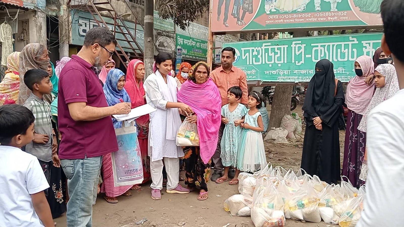 ঈশ্বরদীতে দাশুড়িয়া প্রি-ক্যাডেট স্কুলের উদ্যোগে সুবিধাবঞ্চিতদের মাঝে ঈদ উপহার বিতরণ।