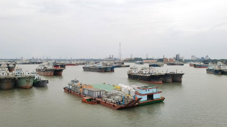 ‎জ্বালানি সংকটে মোংলা বন্দরে লাইটার জাহাজে পণ্য খালাস ব্যাহত