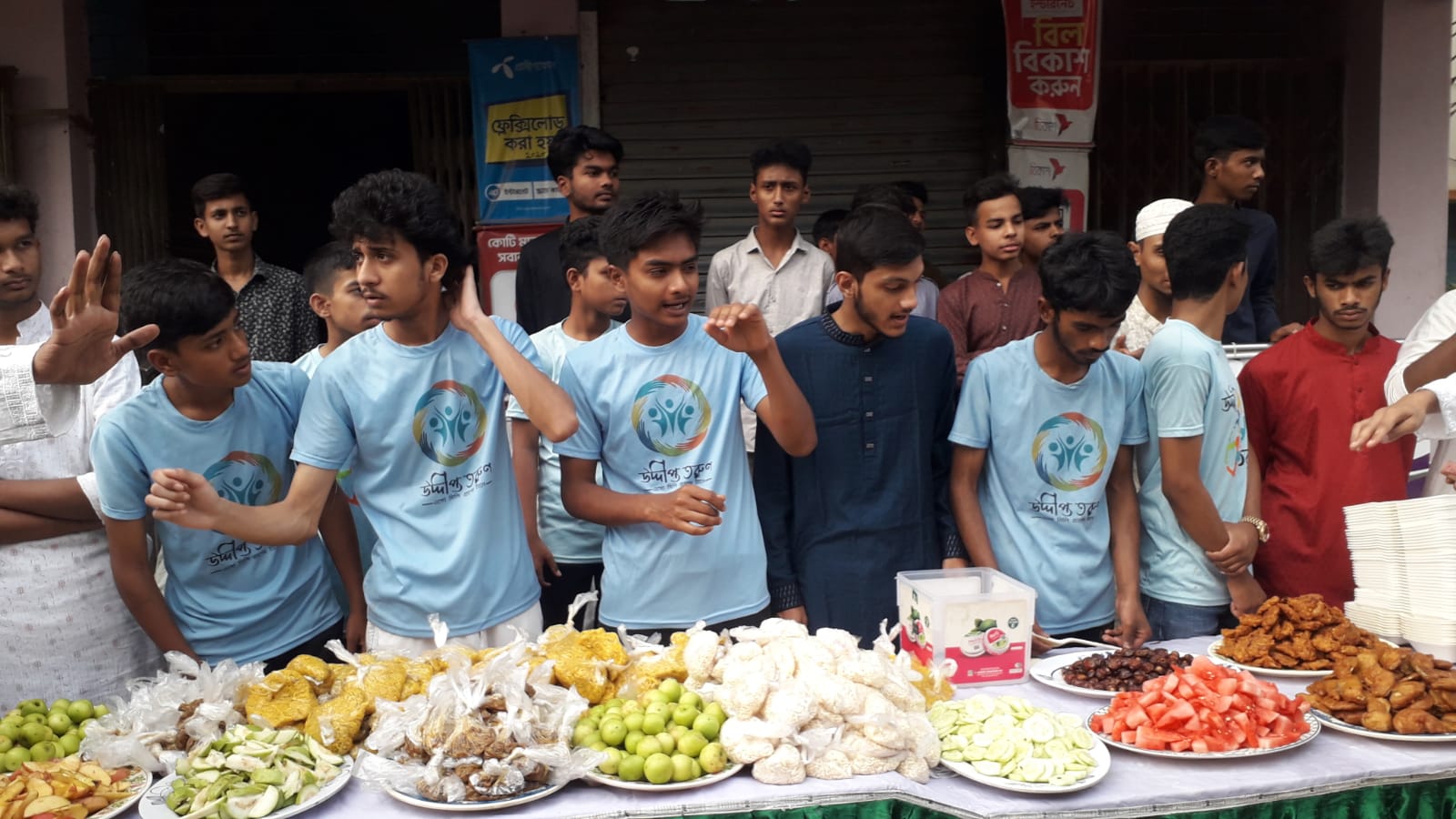 ​৫ টাকায় রাজকীয় ইফতার: প্রশংসায় ভাসছে ‘উদ্দীপ্ত তরুণ’