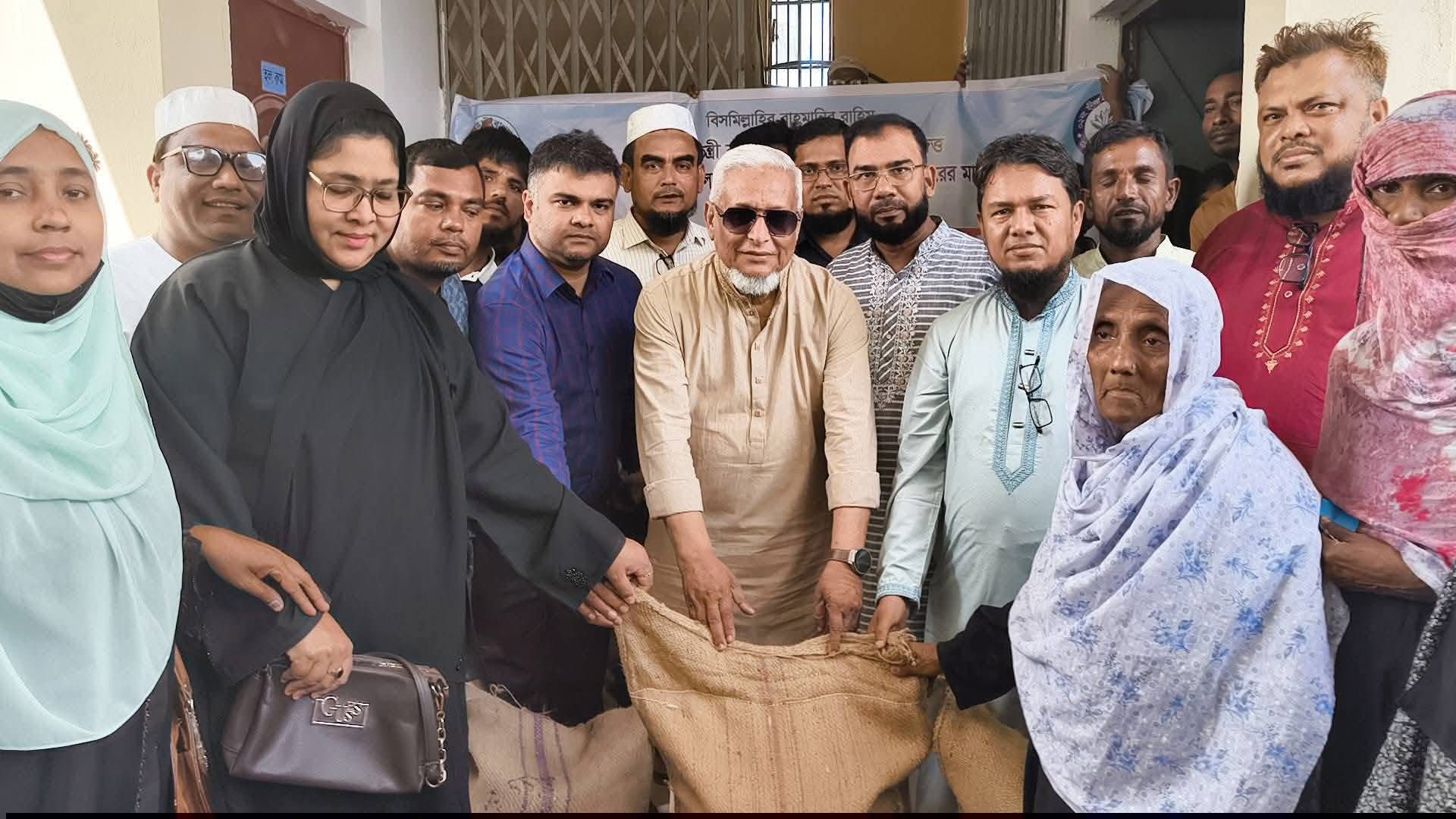 ঈদ উপলক্ষে হ্নীলা ইউনিয়নের অসহায় ও দুঃস্থ মানুষের মাঝে চাল বিতরণ উদ্বোধন