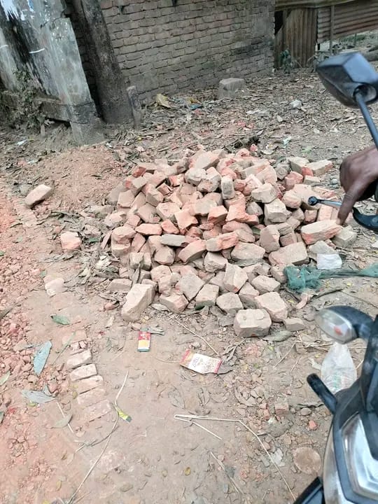 বাসুড়া সরকারি প্রাথমিক বিদ্যালয় সড়ক নির্মাণে নিম্নমানের ইট ব্যবহারের অভিযোগ