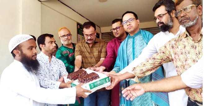 মধুপুরে এতিমখানা ও প্রতিবন্ধী প্রতিষ্ঠানের মাঝে খেজুর বিতরণ