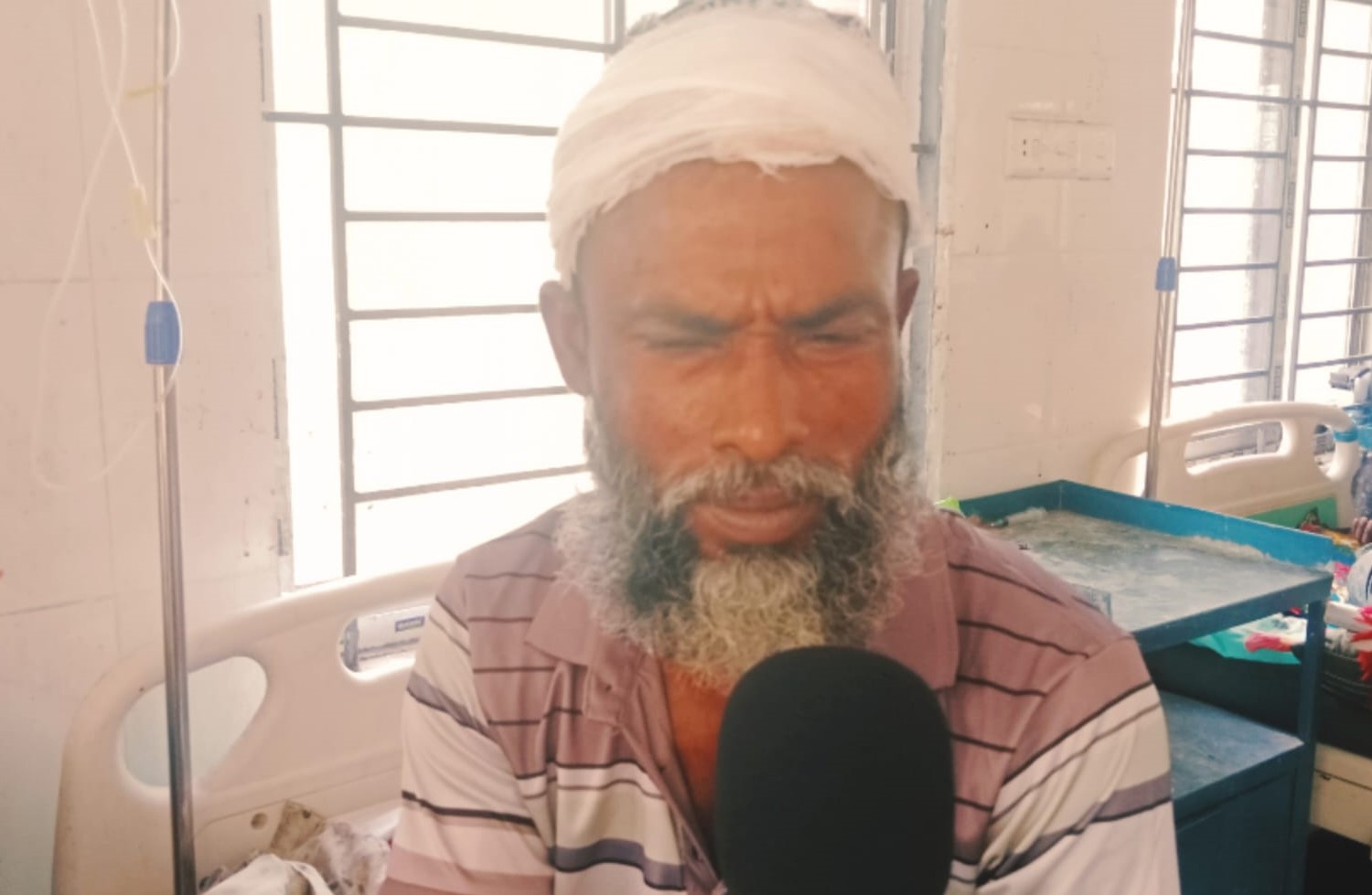 দিঘলিয়ায় ফল বিক্রেতাকে মারধর, টাকা ছিনিয়ে নেওয়ার অভিযোগ