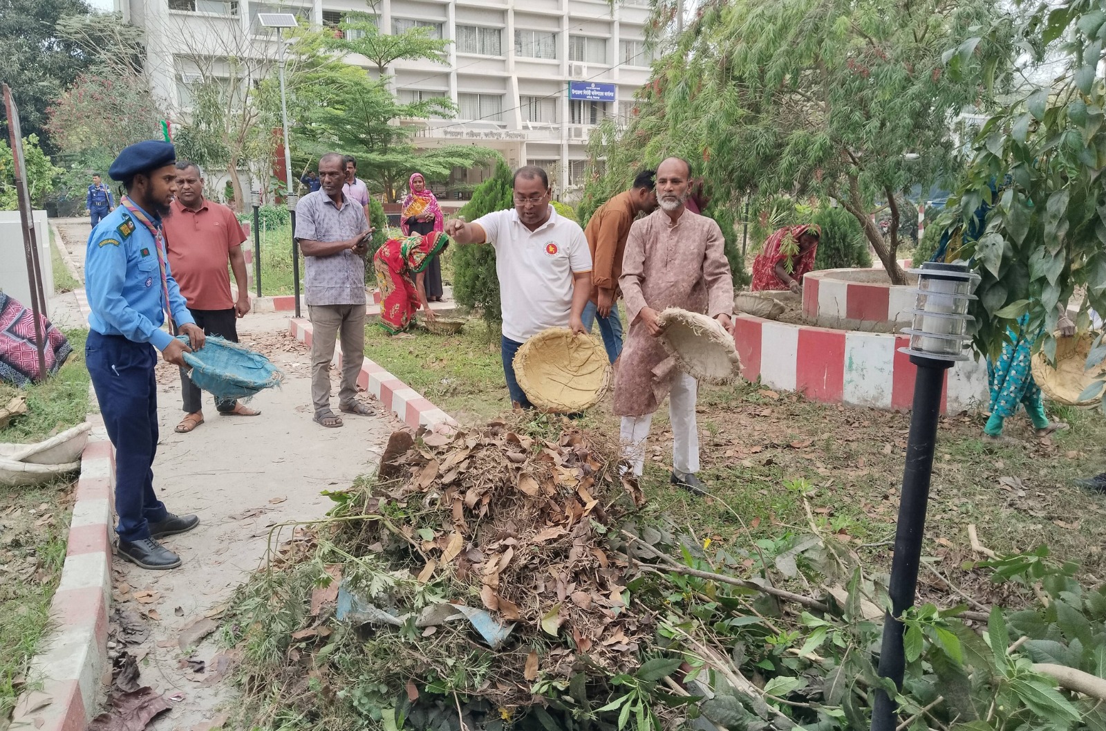 কাজিপুর ডেঙ্গু প্রতিরোধে পরিচ্ছন্নতা অভিযানে ইউএনও