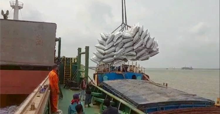 মোংলা বন্দরে দুই জাহাজে ভারত থেকে এলো ১৬ হাজার টন চাল
