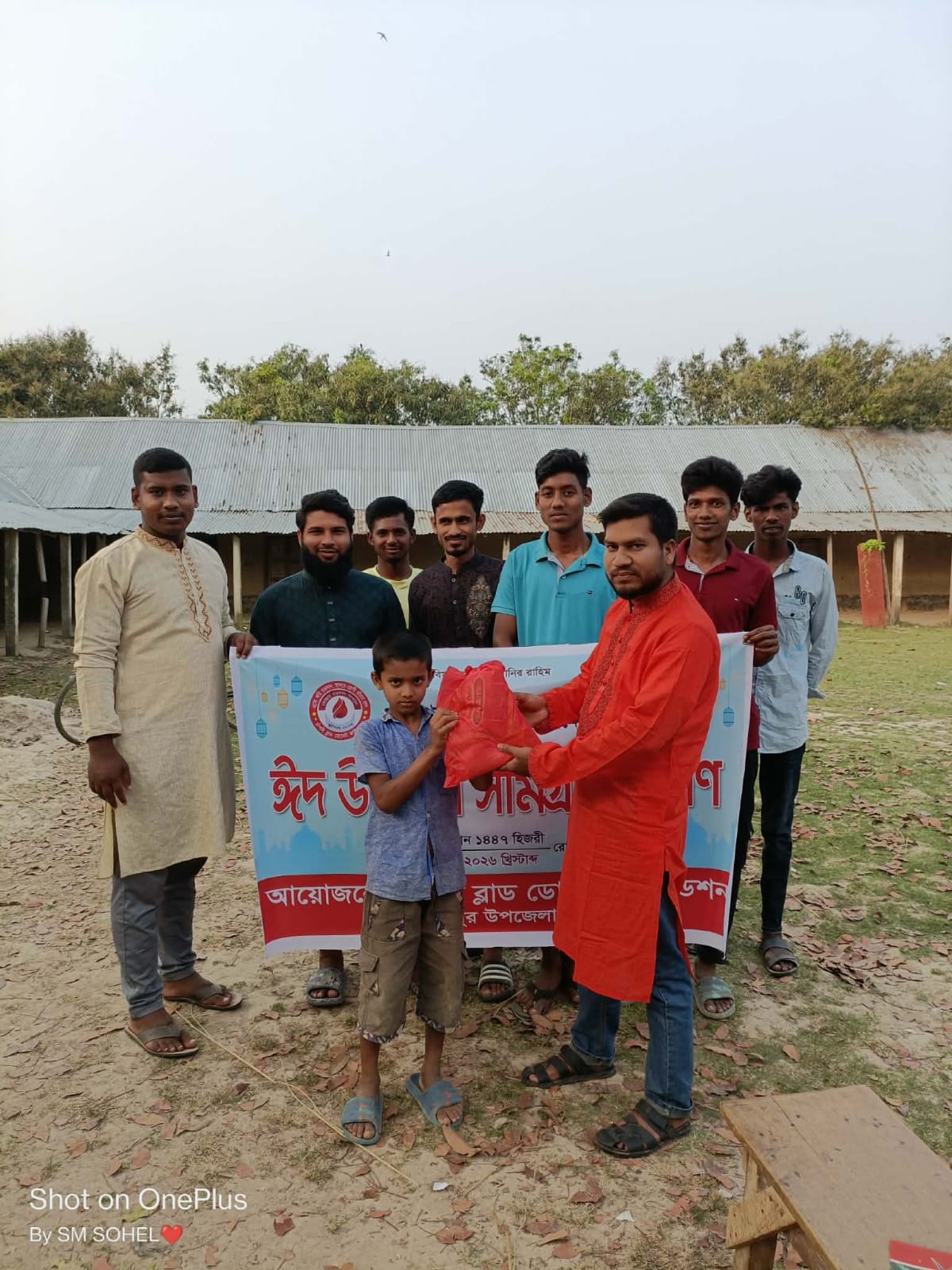 গোমস্তাপুরে চাঁপাই ব্লাড ডোনেট ফাউন্ডেশন এর উদ্যোগে হতদরিদ্রদের মাঝে ঈদ সামগ্রী বিতরণ