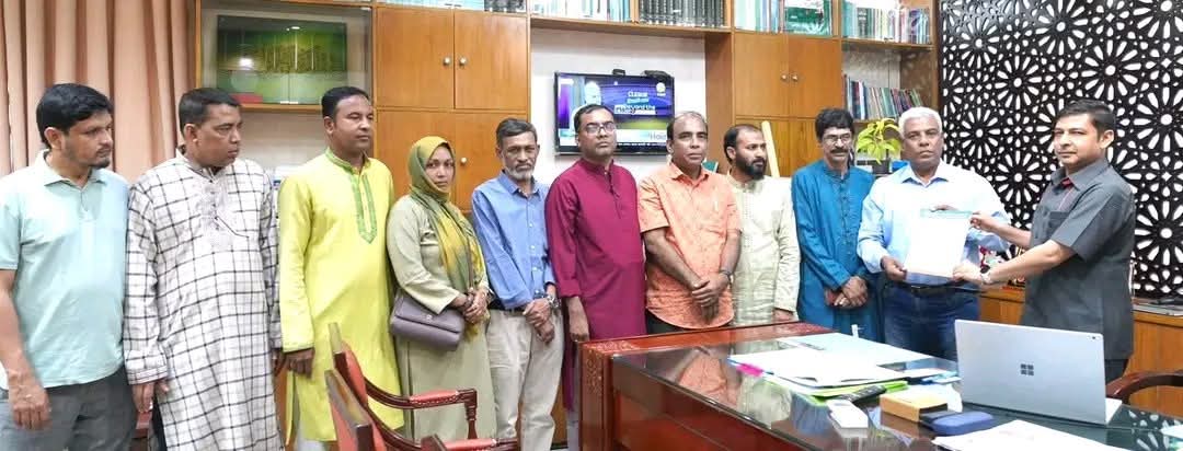 কালুরঘাট সেতুর কাজ দ্রুত বাস্তবায়‌নের ল‌ক্ষ্যে চট্টগ্রাম বিভাগীয় কমিশনারকে স্মারকলিপি প্রদান