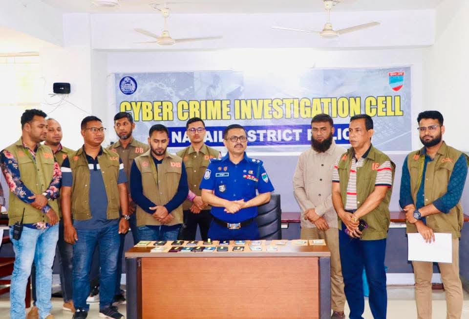 নড়াইলে হারিয়ে যাওয়া মোবাইল ও নগদ টাকা আনুষ্ঠানিক ভাবে হস্তান্তর করলেন এসপি আল মামুন শিকদার