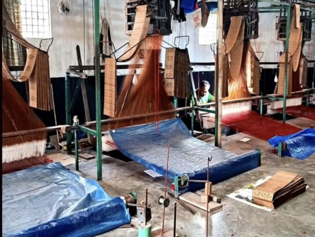 ঈশ্বরদীর বেনারসী পল্লীতে নেই ব‍্যাস্ততা, অস্তিত্ব সংকটে শতবর্ষের তাঁত শিল্প