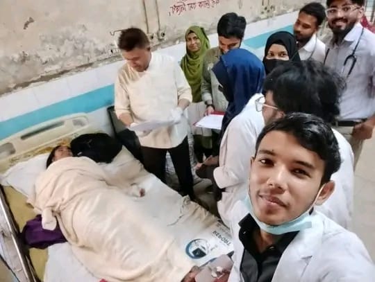 ফেনী জেনারেল হাসপাতালে চিকিৎসকদের নিরলস দায়িত্ব পালন